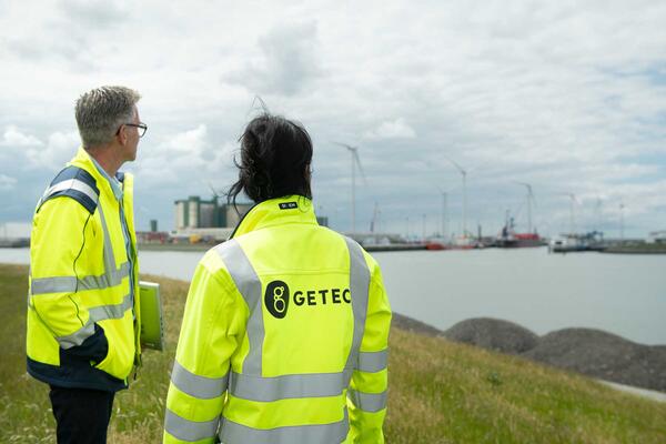 Bild vergrößern: GETEC employees at Eemshaven, one of the locations of the Hydrogen Valley pro-ject