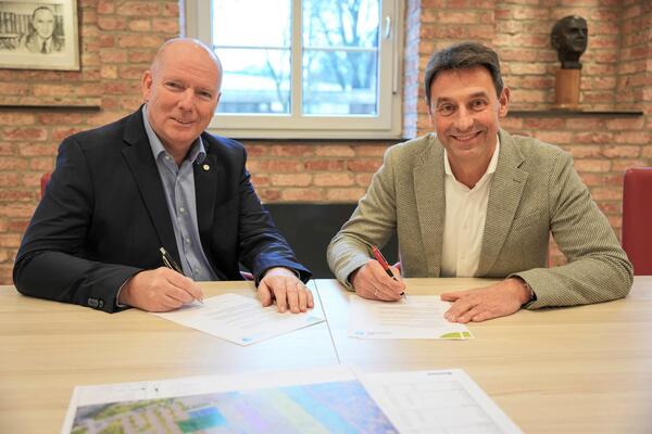 Bild vergrößern: Dr. Thomas Stephanblome (left) and Dr. Matthias Rauhut (right) at the signing of the joint cooperation agreement.